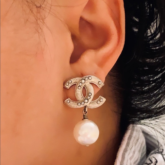Autentic %100 Chanel Gold pearl Earrings Sold Out - Picture 8 of 8